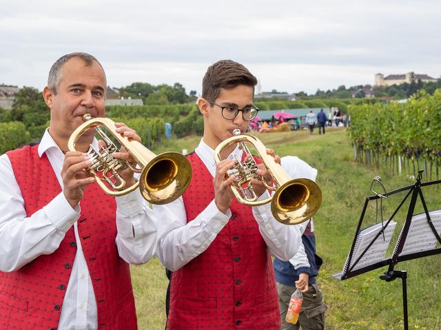 Am Palmsonntag, dem 5. April, um 15 Uhr, spielt das Flügelhornduo Sauer extra für die BewohnerInnen des Pflegeheimes Bad Vöslau, die derzeit ja von jeglichem sozialen Kontakt zu ihren Angehörigen isoliert sein müssen.