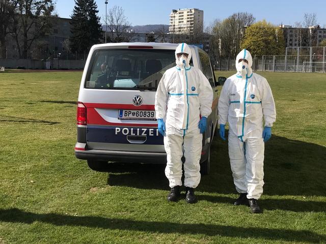 Zwei Beamte eines Kompetenzteams in Schutzausrüstung.