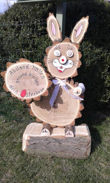 Osterhase mit wichtiger Botschaft.