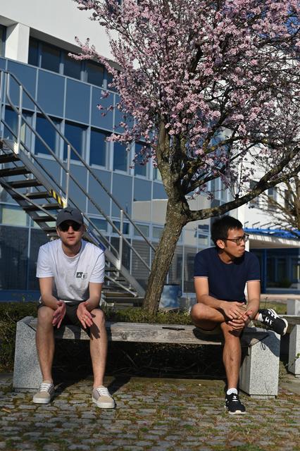 Ryan Thiessen mit einem Studienkollegen im Park der FH.