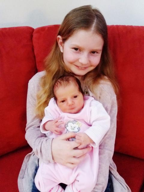 Die zehnjährige Leonie freut sich sehr über das neugeborene Familienmitglied.
