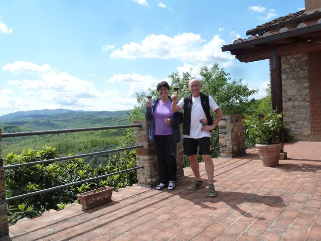 Hundsmüde lassen wir in Sant Ellero den 1. Tag nach dem Duschen mit Rotwein und traumhaftem Abendessen ausklingen.