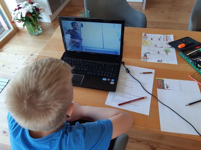 Digitales Lernen kommt gut an bei den Schulern, die von zu Hause aus ihen Unterrichtsstoff aufarbeiten, so auch an der Volksschule Preding.