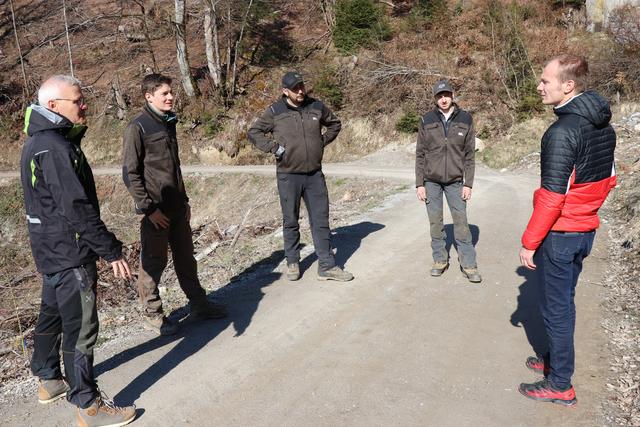 Vizebürgermeister Anzengruber (r.), Waldaufseher Wolfgang Huber (l.) und Mitarbeiter des Amtes Wald und Natur bei der Wiederaufforstung im Bereich der Arzler Alm. | Foto: IKM/Willi Giuliani