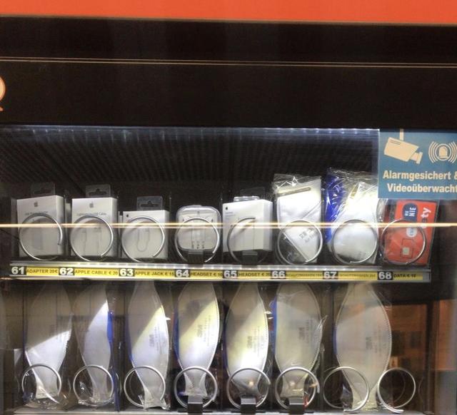 Ab sofort bietet Mobinil in allen Automaten bei den U-Bahnstationen der Wiener Linien auch Schutzmasken zum Kauf an.