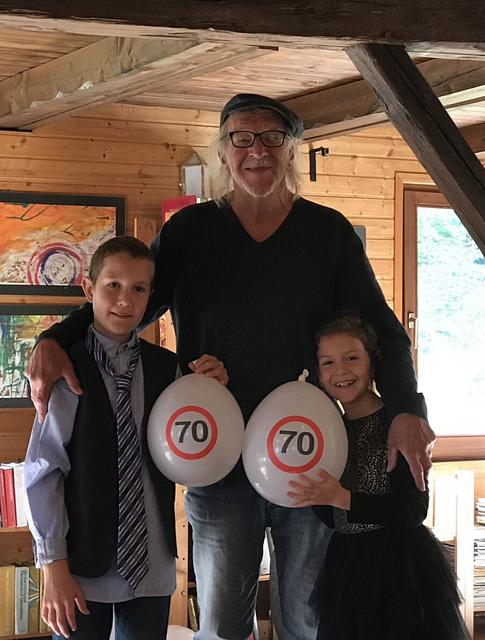 Der Opa mit seinen Enkelkindern in der coronafreien Zeit, als Begegnungen ganz selbstverständlich waren.