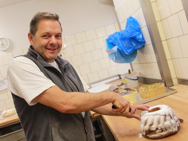 Martin Vallant mit dem berühmten Schöffmann-Reindling, den der Bäckermeister heuer bis nach Nürnberg versendet.