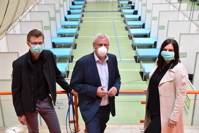 Krankenhausdirektor Robert Maurer, Bürgermeister Thomas Steiner und Landeshauptmann-Stellvertreterin Astrid Eisenkopf machten sich ein Bild von der Einrichtung (v.l.n.r.).