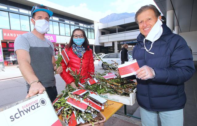 Auch Alt-BH Karl Mark freute sich über die verteilten Palmzweige als Ostergruß der Stadt Schwaz.