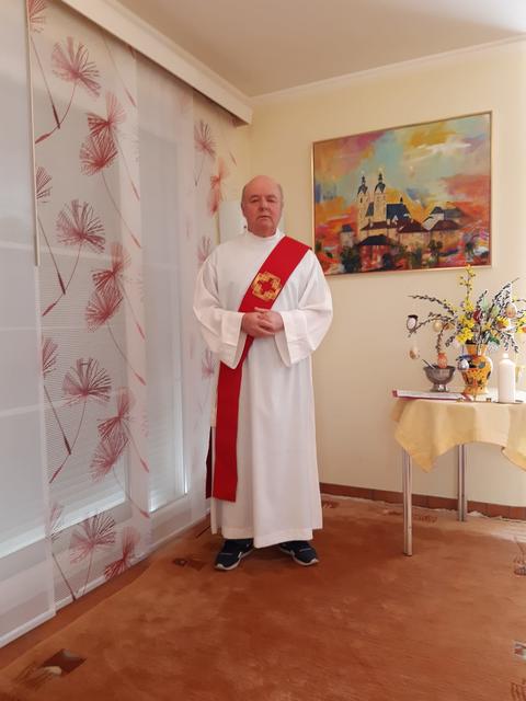 Diakon Gottfried Riepl setzt auf Seelsorge im Internet bzw. per Handy: Palmzweigweihe und Speisensegnung aus dem Wohnzimmer in die Wohnzimmer