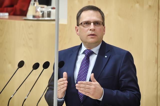 "Viele Mitarbeiter leisten derzeit Enormes. Die Corona-Prämie ermöglicht es, Zulagen und Bonuszahlungen, die aufgrund der Krise zusätzlich gleistet werden, bis zu 3.000 Euro steuerfrei zu stellen", sagt ÖVP-Klubobmann August Wöginger.