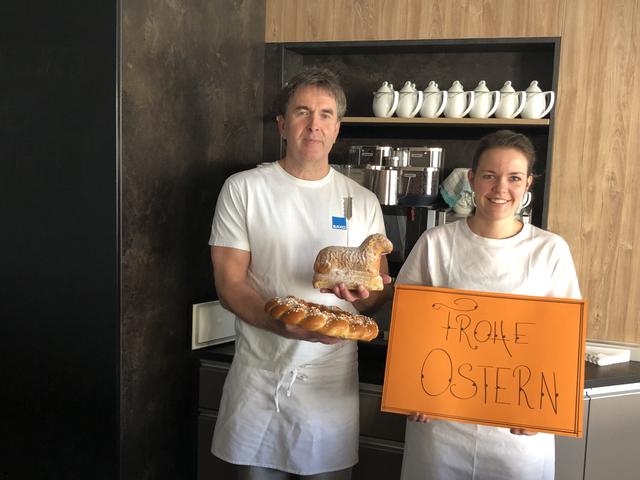 Bäckermeister Michael Knittel und Mitarbeiterin Julia wünschen allen Leserinnen und Lesern ein frohes Osterfest.