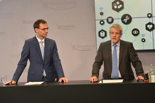 Quarantäne am Arlberg endet um Mitternacht: Landeshauptmann Markus Wallner (li.) und Landessanitätsdirektor Wolfgang Grabher informierten am 3. April über die neuesten Entwicklungen.