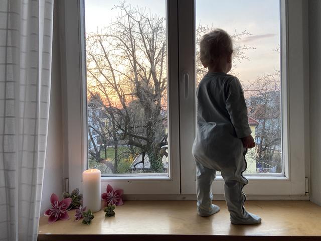 Am Ostermorgen eine Kerze anzünden und des Tag in aller Stille feiern....