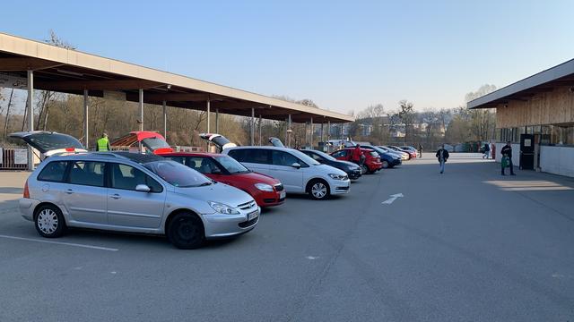 DAs ASZ Schärding war am Freitag gut besucht. Es herrschte Blockabfertigung.