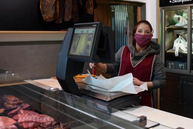 Bedienung bei der Metzgerei Schererhof Niederndorf mit Fleisch und Wurstprodukten.