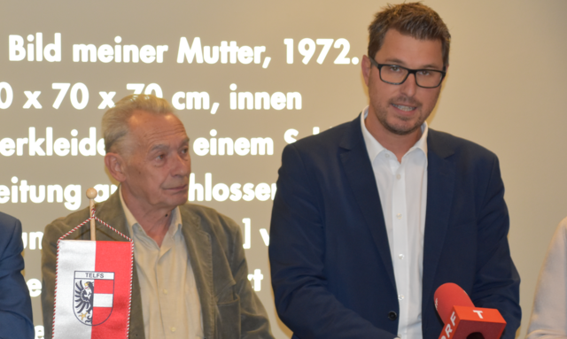 Telfer Bgm. Christian Härting (re.) mit Autor und Volksschauspiele-Gründungsmitglied Felix Mitterer (li.): 2020 gibt es erstmals seit Bestehen der Tiroler Volksschauspiele eine vollständige Absage!