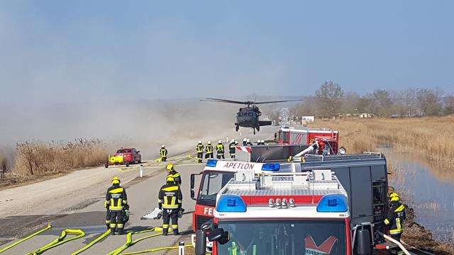 Der erste Black- Hawk- Hubschrauber ist gelandet, soeben beginnt der Flugdienst des LFV Burgenland mit dem Aufbau der Löschwasserentnahme.