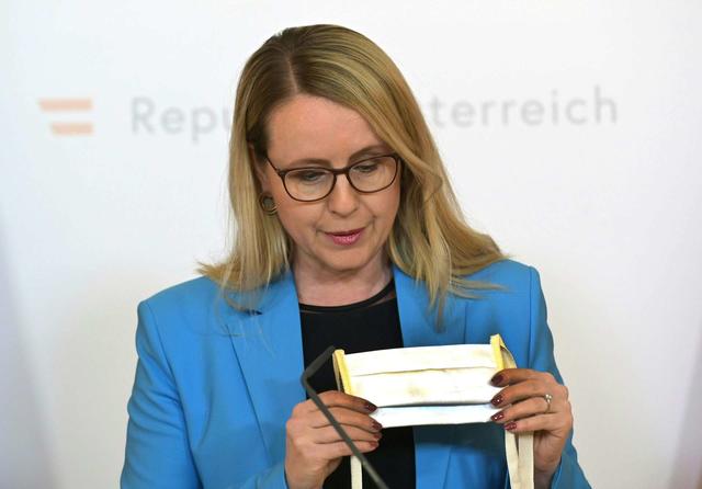 Am Samstagvormittag stellte Wirtschaftsministerin Margarete Schramböck die Masken vor.