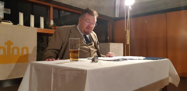 Der Historiker, Ö1-Wissenschaftsjournalist und Humorist Martin Haidinger führt die Mitglieder der Glaubenskirche im Rahmen einer Lesung in die süß-saure Welt des "Humor aus Wien".