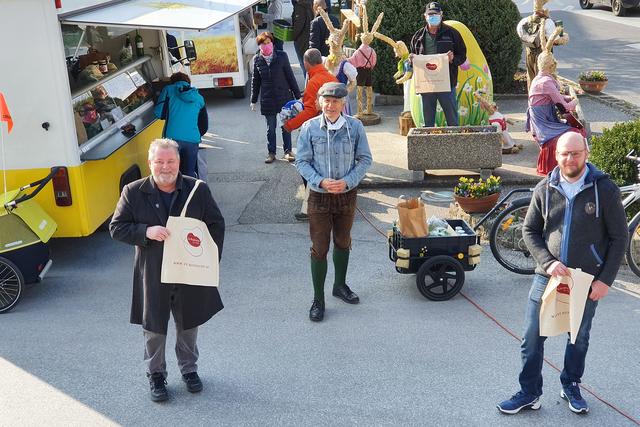 Am Samstag stellten die St. Ruprechter Gemeinderäte zum ersten mal die bestellten Bauernmarkt-Waren zu. Natürlich wurde auch auf den Sicherheitsabstand geachtet.