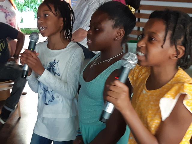 Gemeinsames Singen verbindet - etwa beim ersten Glaubenskirchen-Karaoke unter dem Motto "We are familiy"