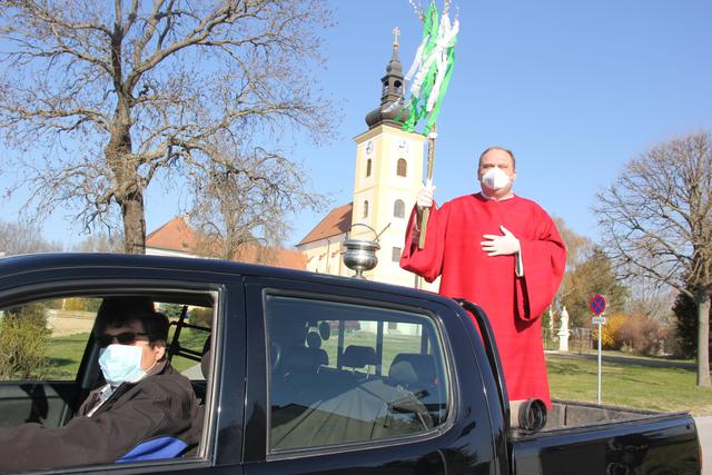 Mit Schutzmasken: Rudolf Zimmermann und Pfarrer Christoph.