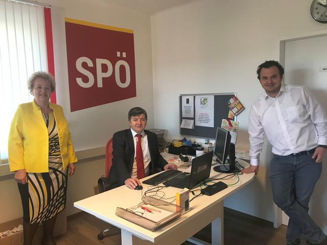 Verena Dunst, Helmut Kovacsits und dessen Vorgänger Patrick Hafner (von links) bei der Amtsübergabe in der SPÖ-Bezirksgeschäftsstelle in Güssing.