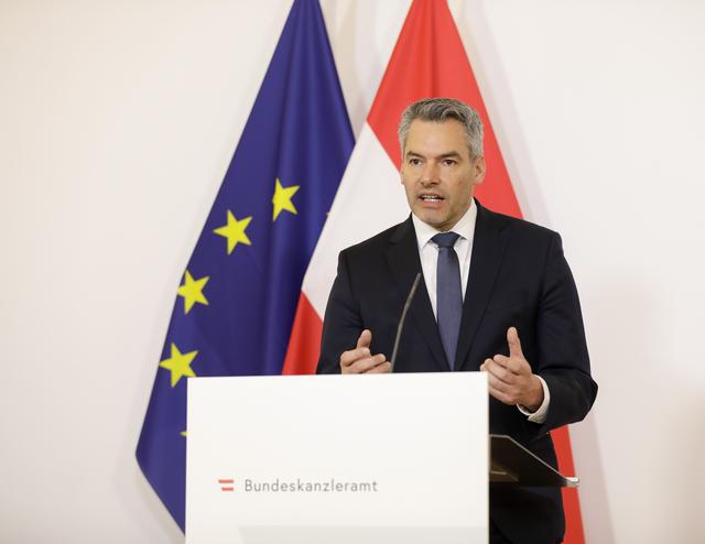 Es gehe "null aus polizeilicher Sicht um die Überwachung von Bürgerinnen und Bürgern", sagte Innenminister Karl Nehammer zur umstrittenen Stop-Corona-App.