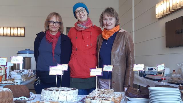 Beim traditionellen Friedhofsstand auf dem Zentralfriedhof werden rund um Allerseelen Besucherinnen und Besucher mit selbstgemachten Kuchen &amp; Co verwöhnt 