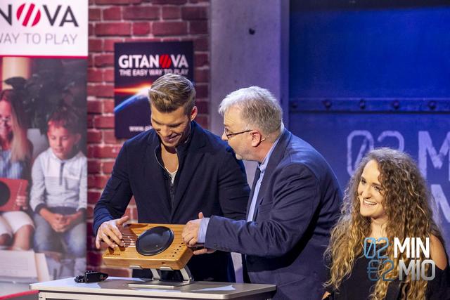 Florian Gschwandtner (r)  ist von den ersten Spielversuchen auf der Gitnanova begeistert. | Foto: PULS 4/ Gerry Frank 