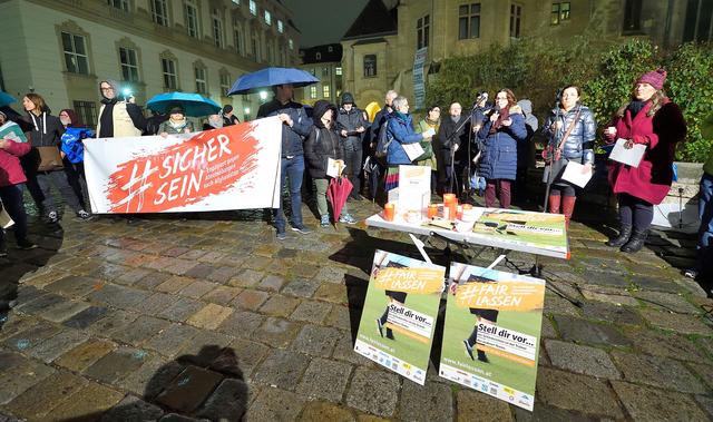 Bei einer Mahnwache auf dem Minoritenplatz wird ein sofortiger Abschiebe-Stopp nach Afghanistan gefordert, gerade für zum Christentum konvertierte Flüchtlinge bedeute eine Abschiebung nach Afghanistan höchste Lebensgefahr. Die Glaubenskirche ist bei der Mahnwache dabei. 