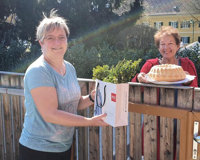 Kindergartenleiterin Eveline Jöbstl ( im Bild mit Margit Strommer) bastelte mit ihrem Team über 150 Palmbuschen für die Frauentaler Bevölkerung