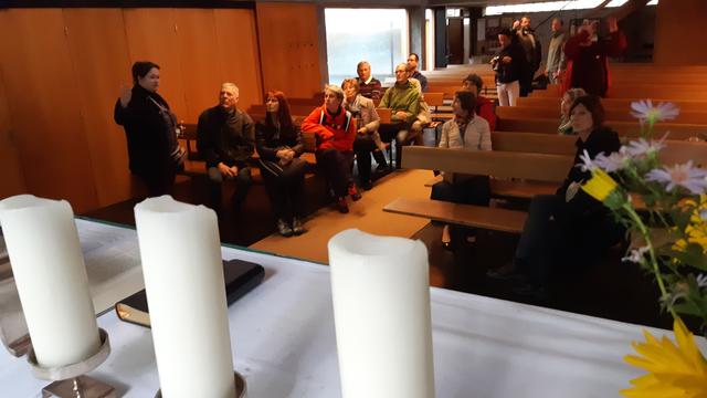 Im Zuge des Festivals „Simmering works“ besucht eine rund 20-köpfige Gruppe auch die Glaubenskirche - als Beispiel für modernen Kirchenbau und für eine Kirche in einem einst industriellen, nun gewandelten Umfeld.
