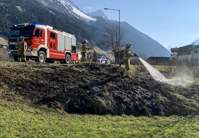 Das Feuer auf der rund 50 qm großen Wiesenfläche konnte von der FF Neustift rasch unter Kontrolle gebracht werden.