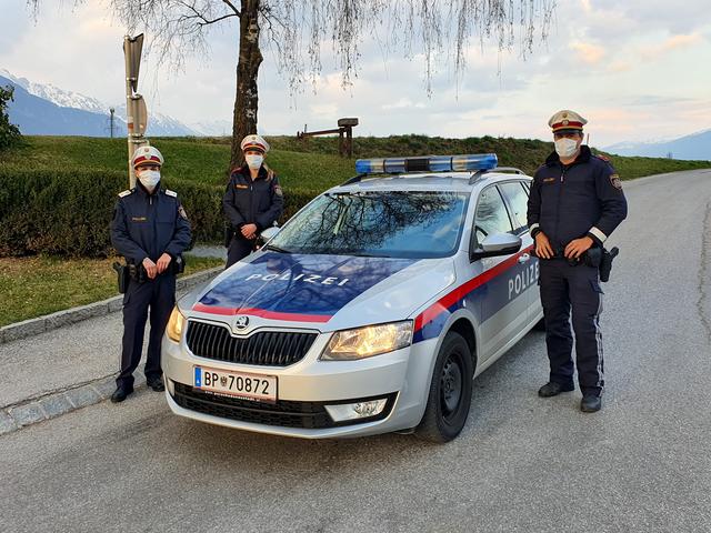 PI-Kdt. Jakob Annewanter: "Bis vor kurzem hätte sich Polizisten mit Schutzmasken niemand vorstellen können – jetzt wissen wir auch darüber Bescheid!" | Foto: Polizei Axams