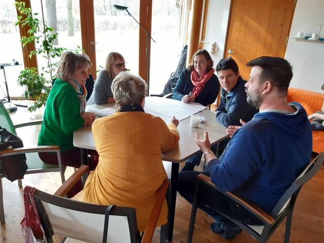 Zukunftspläne werden beim Gemeindetag im NationalparkCamp Lobau geschmiedet. Zentrales Ergebnis: Für ältere oder einsame Menschen  soll ein Besuchsdienst aufgebaut werden. 