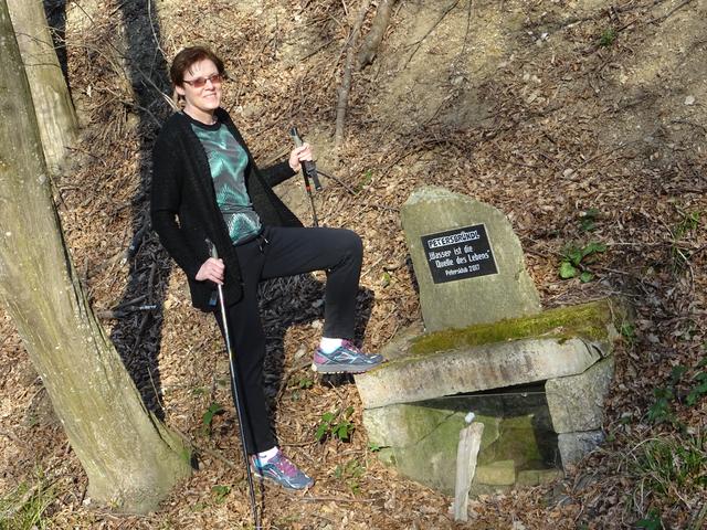 Karla vor dem Petersbründl