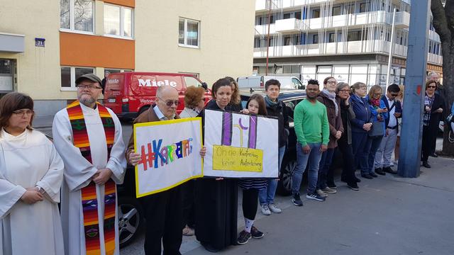 Karfreitag 2019 - Stummer Protest vor der Glaubenskirche gegen die Streichung des Karfreitags als Feiertag