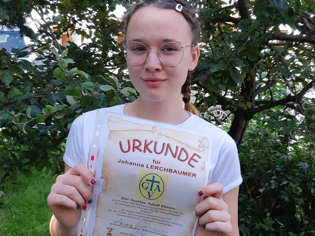 Das junge Gemeindemitglied Johanna Lerchbaumer wird vom Gustav Adolf Verein als eine der Top-Spenden-Sammlerinnen geehrt