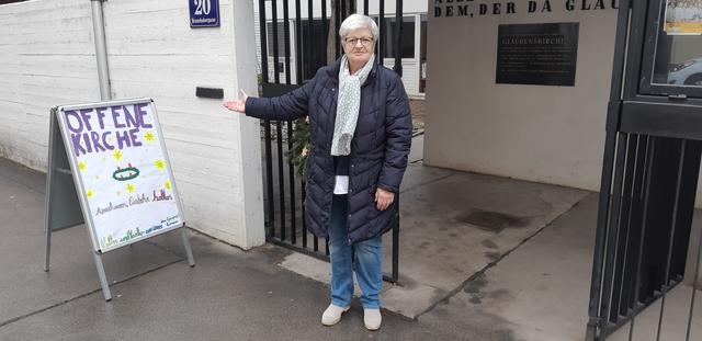 Als Einladung für alle, die an der Glaubenskirche vorbeikommen, startet Kuratorin Eva Hörmann im Advent das Projekt "Offene Kirche" - als Partnerin für Gespräche oder auch kompetente Kirchenführerin. 