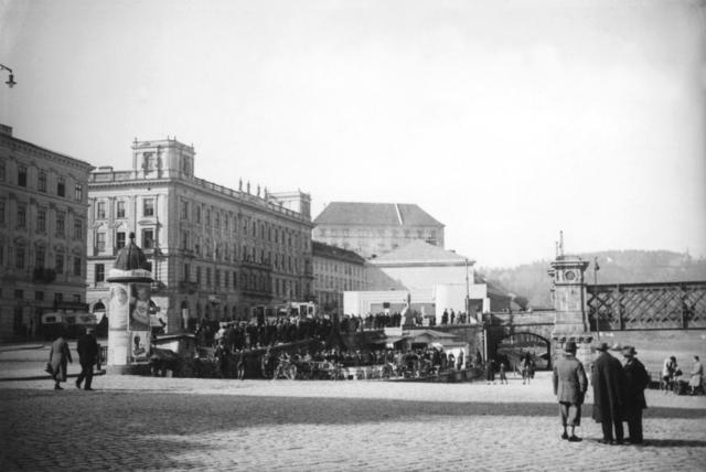 Der Seefischmarkt übersiedelte 1950 auf das Gelände beim Südbahnhof. | Foto: Archiv der Stadt Linz