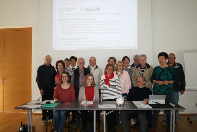 Die ältere Generation in Grödig kennt sich mit neuen Technologien aus. Im Bild Stammtischbesucher mit (v.li. sitzend) Rebekka Rohner und Lisa Hengl (Projekt Access) und Peter Ziereis.
