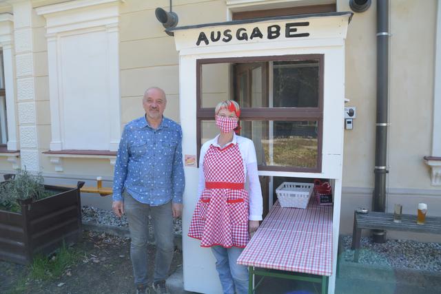 "Dreif-in" in der Gastwirtschaft im Töpperschloss Neubruck: Johann Berger und Ursula Zechner.