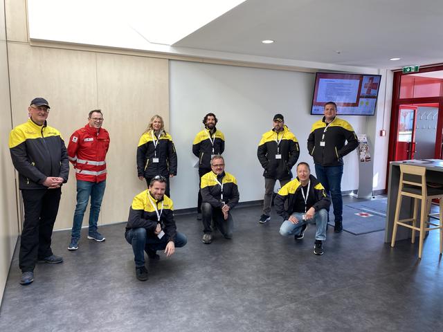 Einweisung durch RK: Harald Vogl vom Roten Kreuz unterweist das Team der ÖAMTC-Fahrtechnik
