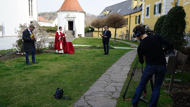 Pfarrer Johannes Baier mit den Bürgermeistern Helmut Linhart und Engelbert Köppel, aufgezeichnet vom Stadtmarketing