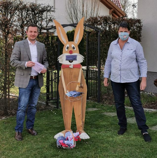 Bürgermeister Mario Hermüller und Anne Marie Gründlinger haben sich mit den Masken schon eingedeckt.