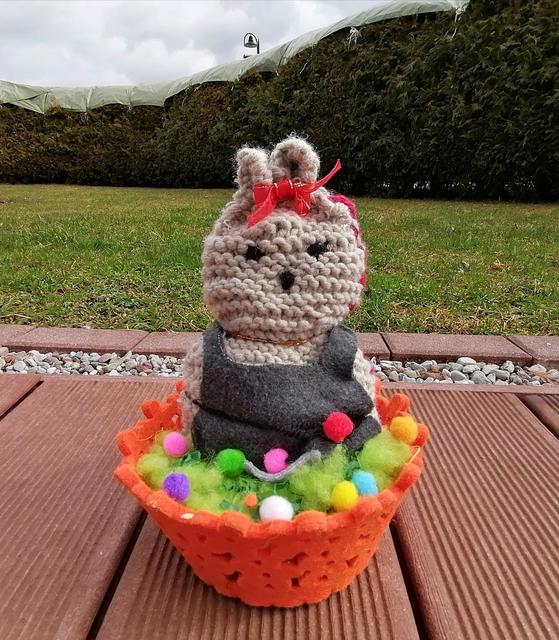 Selbst gebastelter Osterhase von Magdalena in der Volksschule Kössen, in den letzten Tagen, bevor die Schule geschlossen wurde.