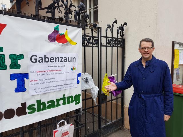 Pfarrer Gerald Gump hat auf dem St.-Elisabeth-Platz einen "Gabenzaun" für Hilfsbedürftige errichtet.