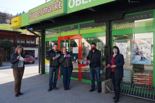 Übergabe der Masken. | Foto: Bernhard Moser